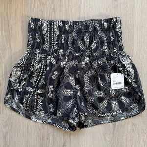 NWT FREE PEOPLE MOVEMENT The Way Home Black White Paisley Women's Shorts Size XS